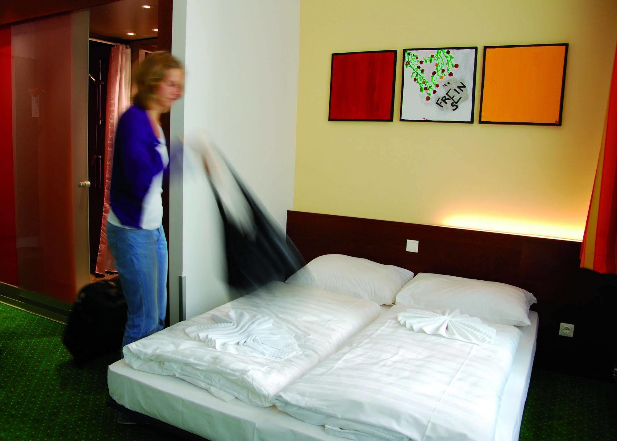 Stadthalle 2* Viena